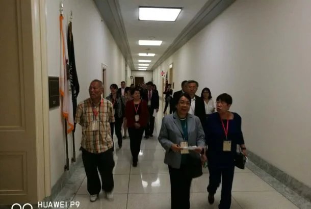 公会代表们在国会山庄为针灸立法游说